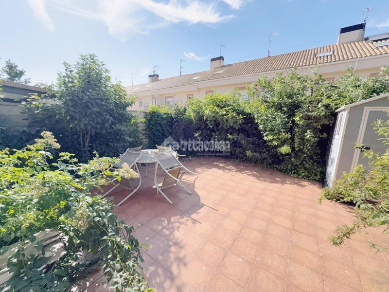 Foto f206ad50-1da7-4948-8240-aeb541d30c41. Casa aparellada a Las Lomas Seseña