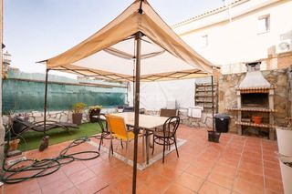 Casa aparellada a Las Lomas. Casa en venta en seseña