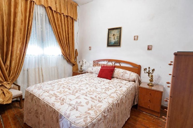 Foto f3bc58a4-b734-4790-86ec-8cda80e1e744. Casa aparellada a Centro Seseña