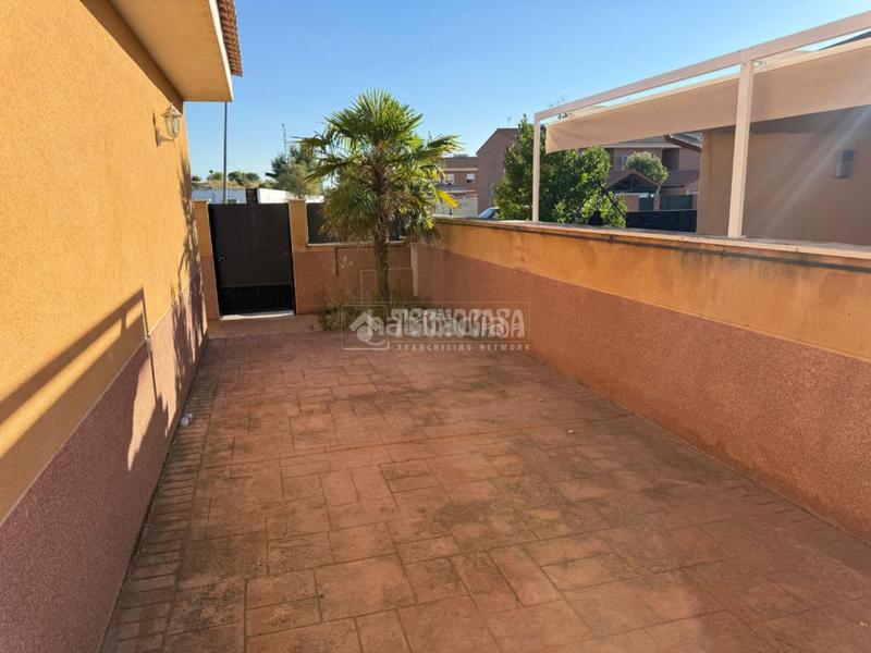 Foto 2542f4d6-c8b2-4d44-9370-23831daa45c3. Casa con parcheggio in Los Barreros Seseña