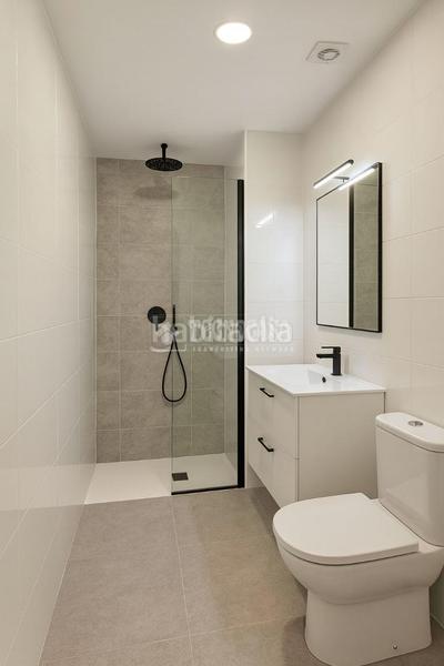 Foto e470e1cf-c001-4176-a0f8-21fbe44ff896. Casa aparellada amb aparcament a Centro Seseña