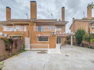 Casa aparellada  C. amsterdam. Casa en venta en campo real