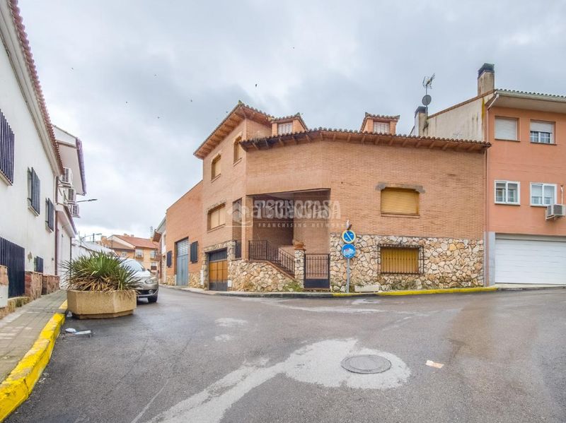 Foto 6f498e16-8054-4031-89be-44fb67a901bf. Casa aparellada amb aparcament a Campo Real