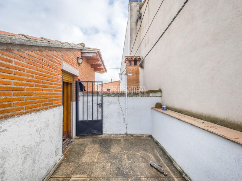 Foto c97e1d73-7758-4e8f-a960-f9ab3e675e3b. Casa aparellada amb aparcament a Campo Real