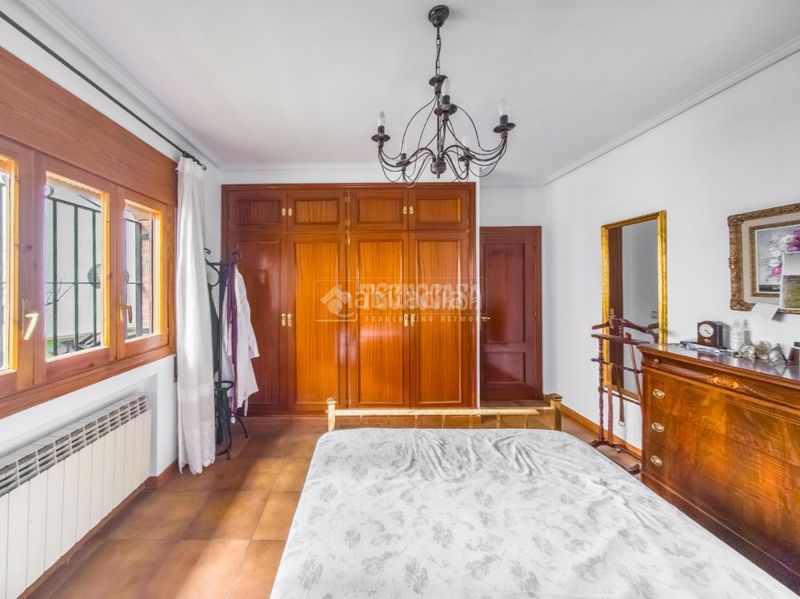 Foto f1fd16a9-26b2-4d2d-b719-64191c5db837. Casa aparellada amb aparcament a Campo Real