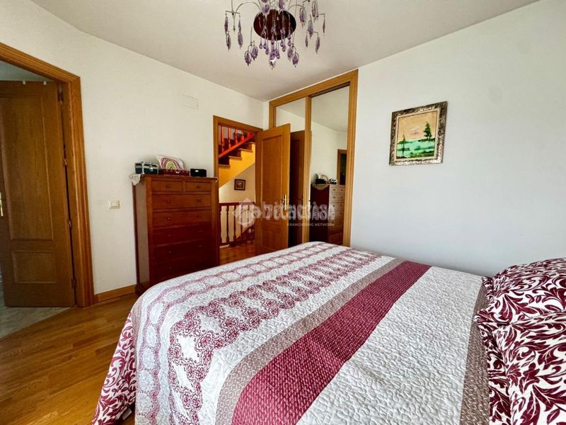 Foto 352659a2-9282-4e78-9b59-65558121d475. Casa aparellada amb aparcament a Pedrezuela