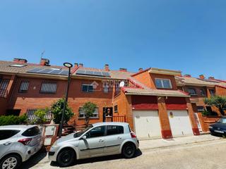 Casa aparellada a Sector 3. Casa en venta en getafe