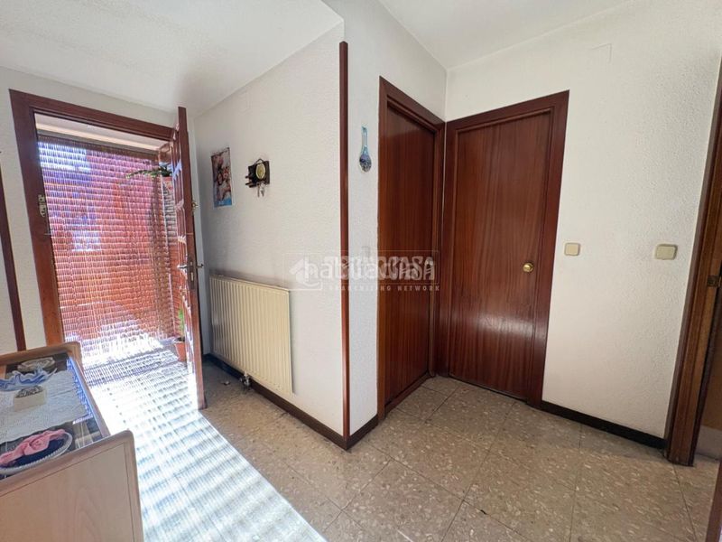 Foto 063c05f7-b127-4918-8009-0dc58aca573e. Casa aparellada amb aparcament a Sector 3 Getafe