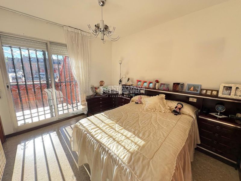 Foto 081bfa47-413d-4d04-9abb-e239f09a2557. Casa aparellada amb aparcament a Sector 3 Getafe