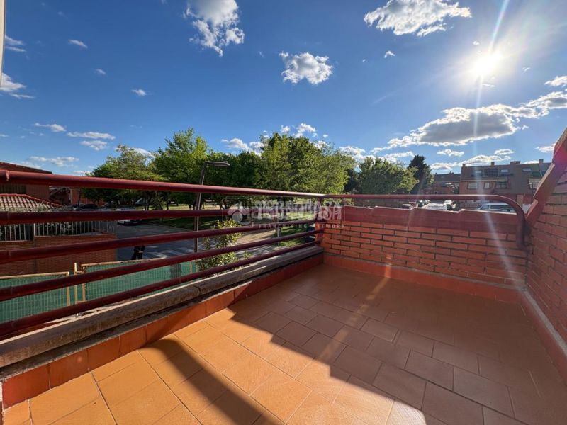 Foto 19c07783-b3b4-4418-aeb7-858af2d48c7e. Casa aparellada amb aparcament a Sector 3 Getafe