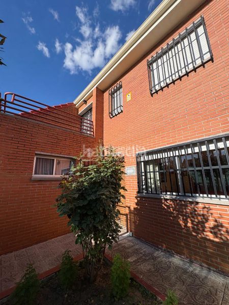 Foto 20688be4-6dca-40c2-b511-1ffa07cbc55d. Casa aparellada amb aparcament a Sector 3 Getafe