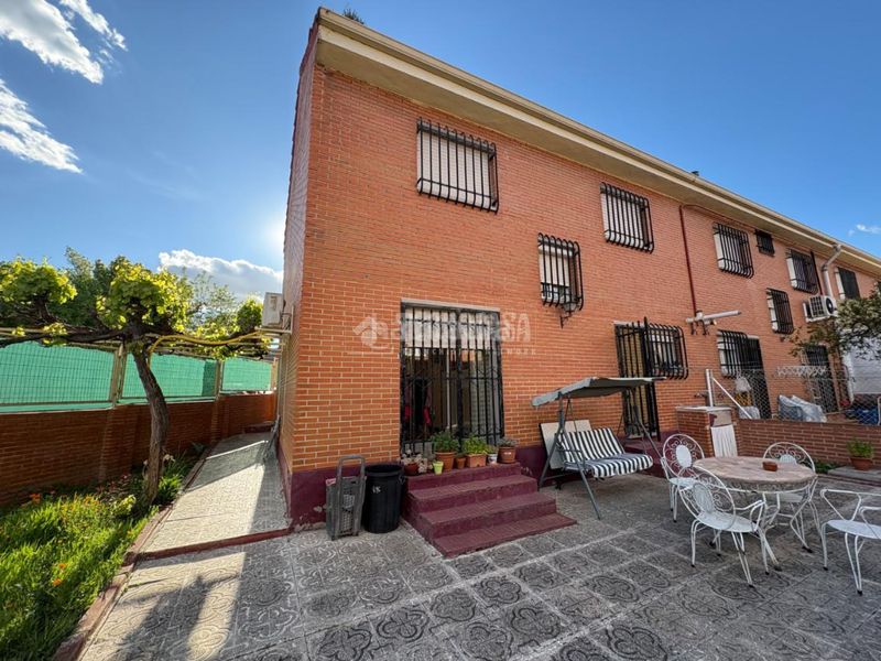 Foto 4a121d13-acc6-41e6-8511-f51a032c6fa2. Casa aparellada amb aparcament a Sector 3 Getafe