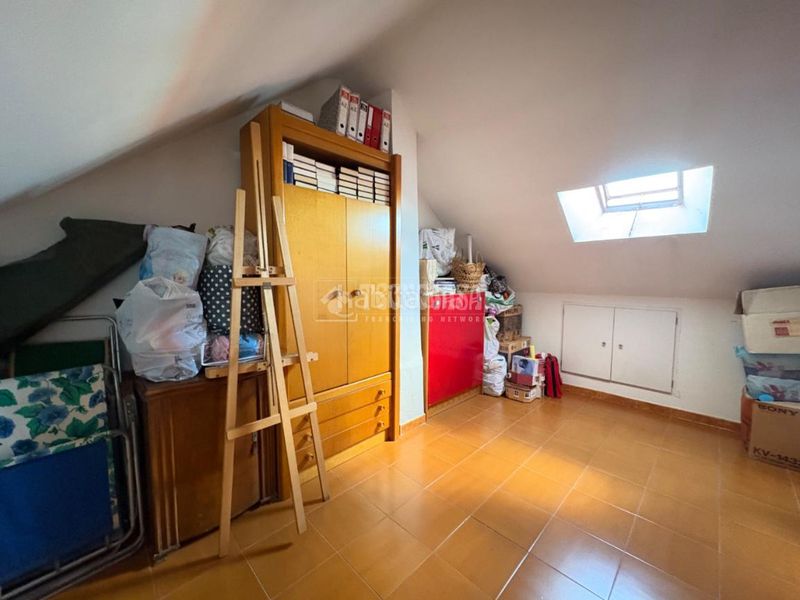 Foto 4e8aad80-2cac-4a3d-be7e-b3439fe43243. Casa aparellada amb aparcament a Sector 3 Getafe