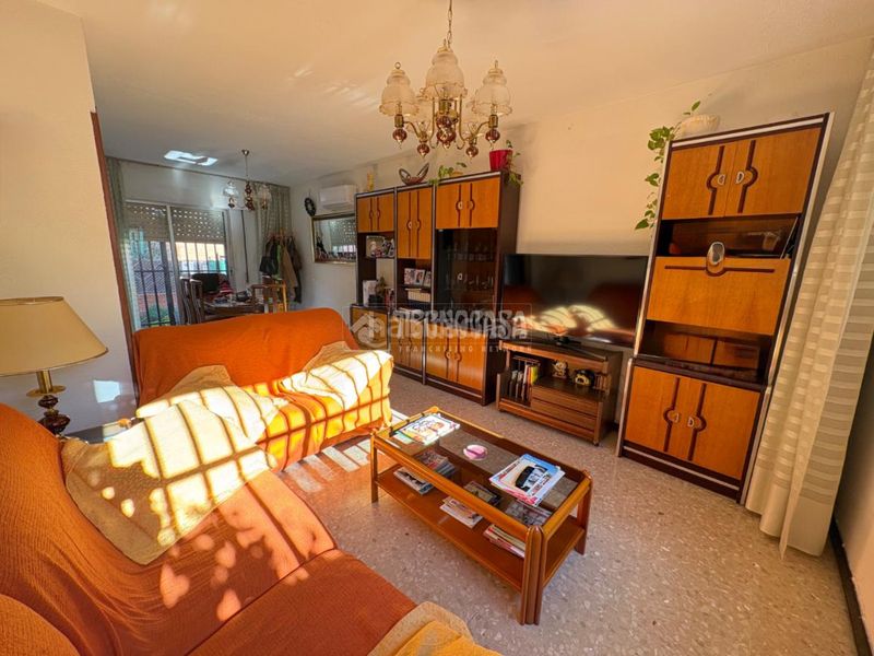 Foto 58674af7-6eca-48a3-958a-a85fa83b5fc1. Casa aparellada amb aparcament a Sector 3 Getafe