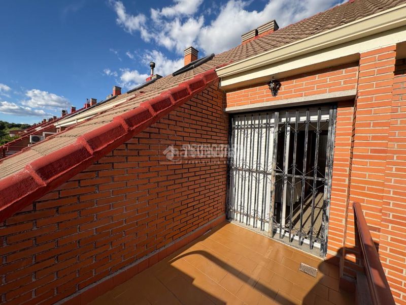 Foto 5b4bcda1-90a3-4bc4-a637-c79657d7ff09. Casa aparellada amb aparcament a Sector 3 Getafe