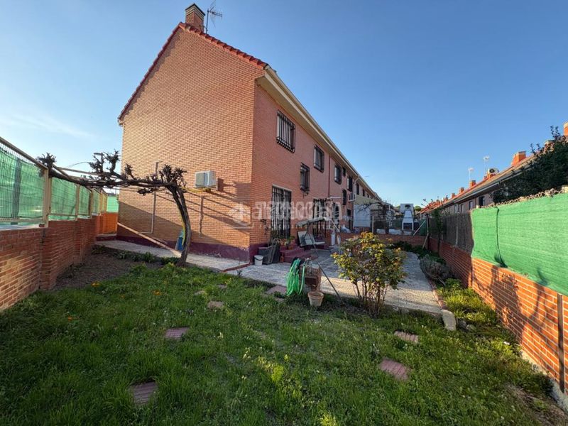 Foto 6264fc26-6f9b-4d94-bfca-2b07d7309657. Casa aparellada amb aparcament a Sector 3 Getafe