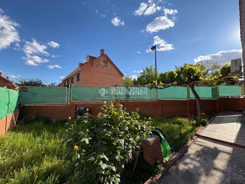 Foto 8b8edb95-b49b-423e-8fd8-71d2a7649687. Casa aparellada amb aparcament a Sector 3 Getafe