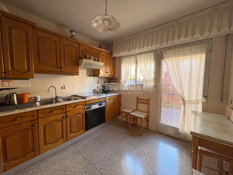 Foto 8e765b23-973b-4209-ad9f-60c597290972. Casa aparellada amb aparcament a Sector 3 Getafe