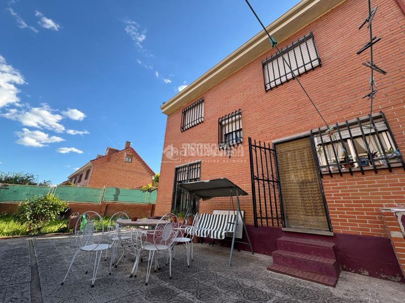 Foto aac2ab66-783f-4883-979b-0f2391ae6baa. Casa aparellada amb aparcament a Sector 3 Getafe