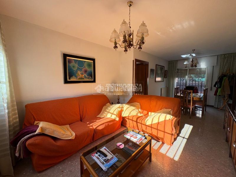 Foto ad5a7084-c082-427f-90d9-2bbf466b9d97. Casa aparellada amb aparcament a Sector 3 Getafe