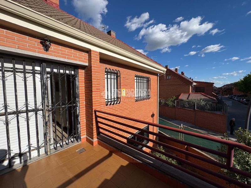 Foto bf005b09-d510-417f-8a72-c5874e5bebe2. Casa aparellada amb aparcament a Sector 3 Getafe