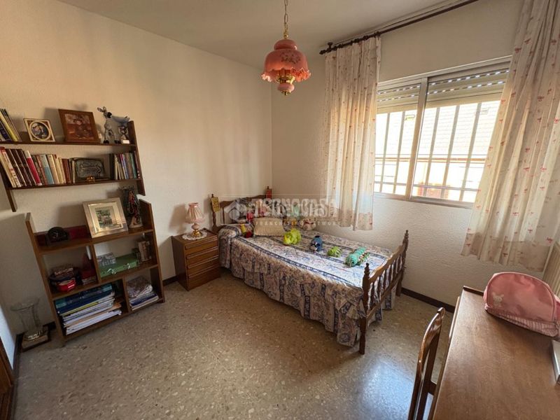 Foto ddf4f0d4-6df7-4cad-8a88-b12fc91e9aa8. Casa aparellada amb aparcament a Sector 3 Getafe