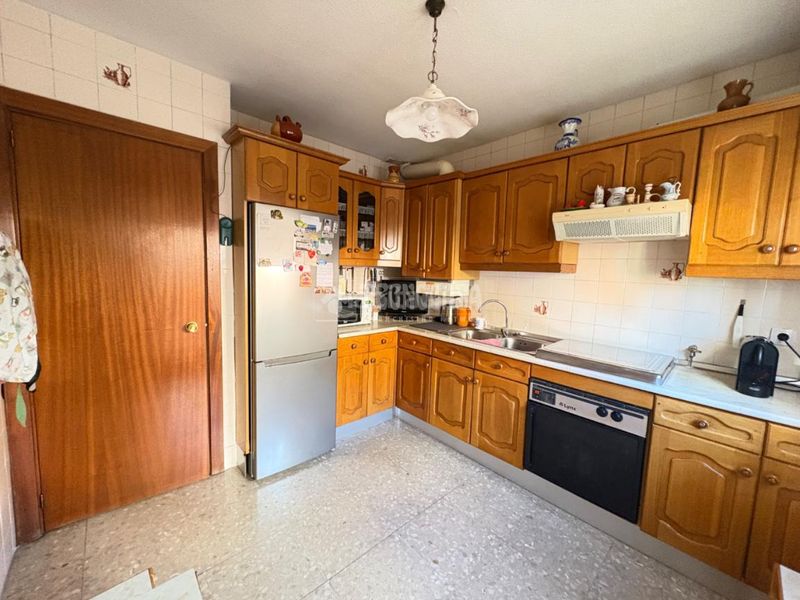 Foto e2dbbbaa-840e-4a16-b03e-88e015ecda03. Casa aparellada amb aparcament a Sector 3 Getafe