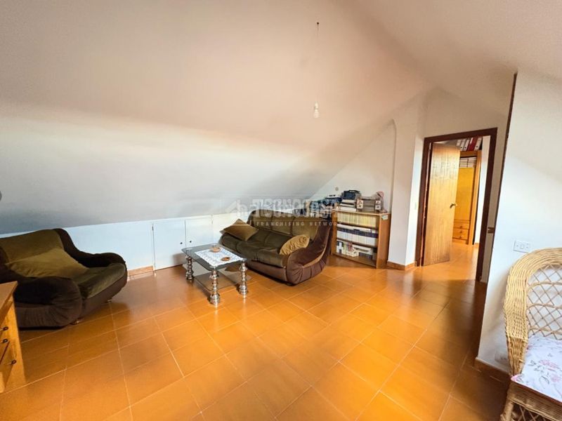 Foto e994a715-a2e7-4b18-8c4e-fa59db542516. Casa aparellada amb aparcament a Sector 3 Getafe