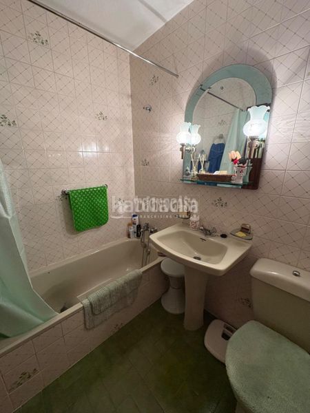 Foto f07c8cc6-eed2-4a1e-b3d9-6f806db1ea8f. Casa aparellada amb aparcament a Sector 3 Getafe