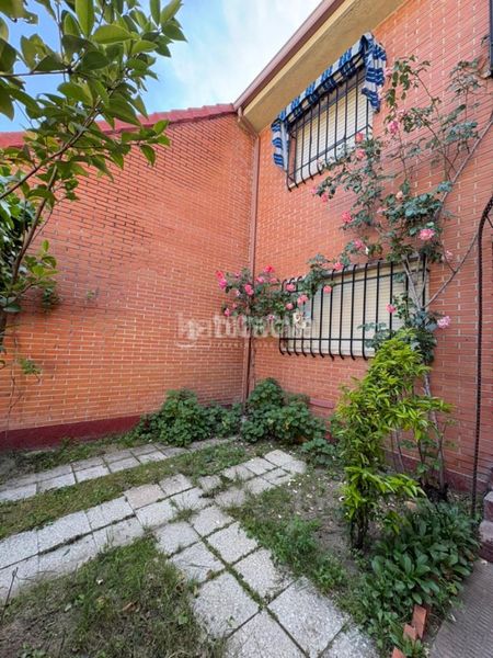 Foto d62c4121-bba8-40b7-ac38-c7dbf266efd2. Casa aparellada amb calefacció aparcament a Sector 3 Getafe