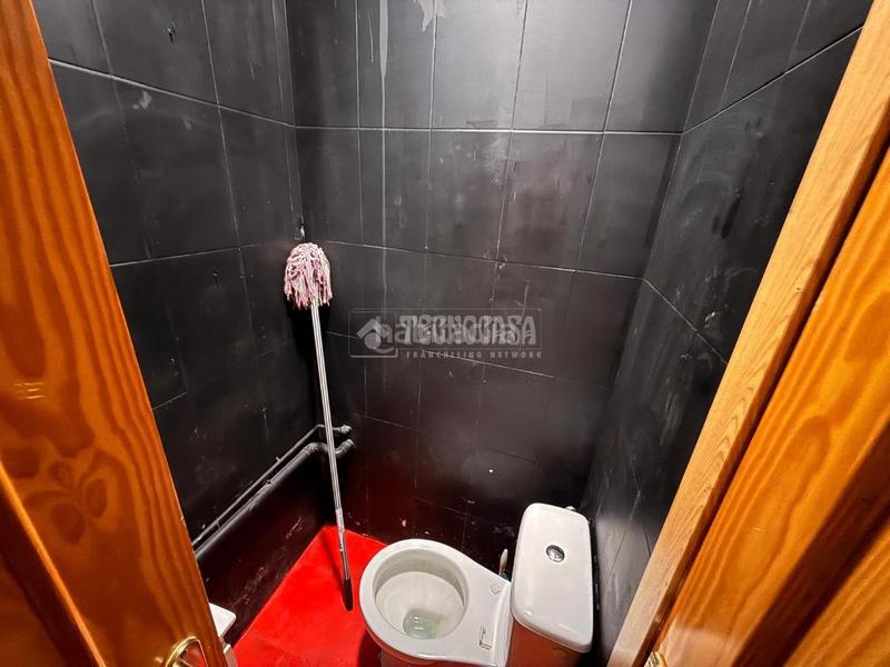 Foto c2237039-3386-4703-a8f2-52f89712f0cd. Local comercial a Aluche Madrid