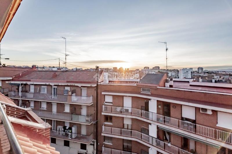 Foto 0d61f516-f4b6-4a4e-8d09-5cf1c4bc61af. Dúplex piso en venta en Berruguete Madrid