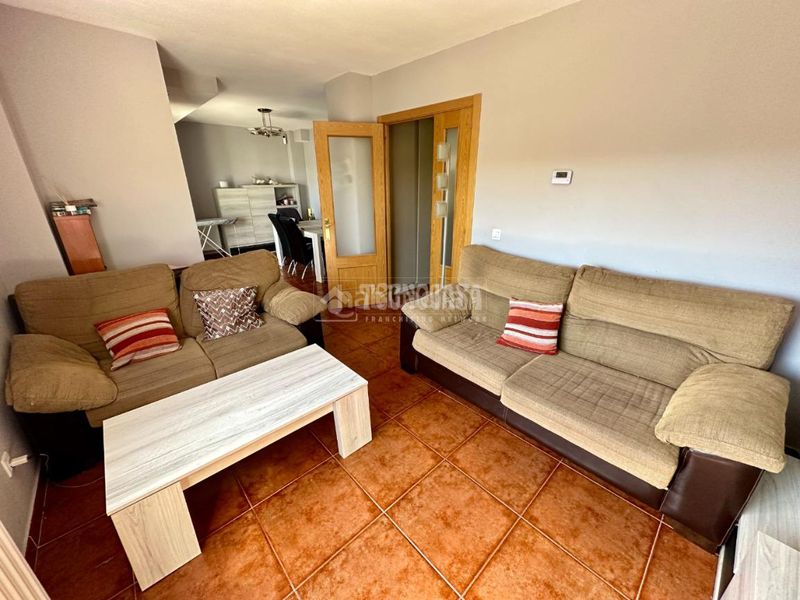 Foto 00b3649d-2875-4cae-ae0e-b1588e4e8b16. Casa aparellada amb calefacció aparcament a Fontanar