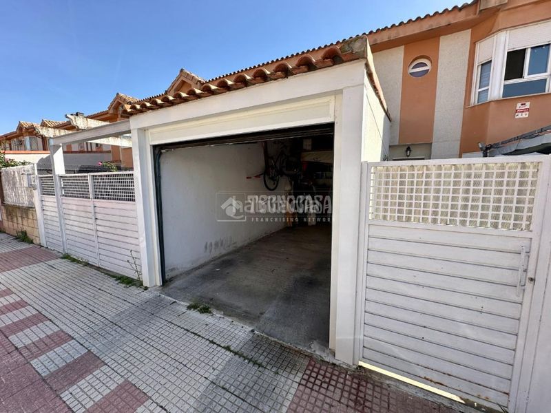 Foto 1775ed44-4ce5-46d4-b00e-c0577b9ba5c3. Casa aparellada amb calefacció aparcament a Fontanar