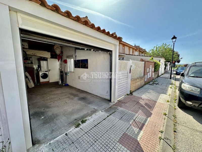 Foto 71f55c9a-3058-4287-a104-856b69d7db85. Casa aparellada amb calefacció aparcament a Fontanar