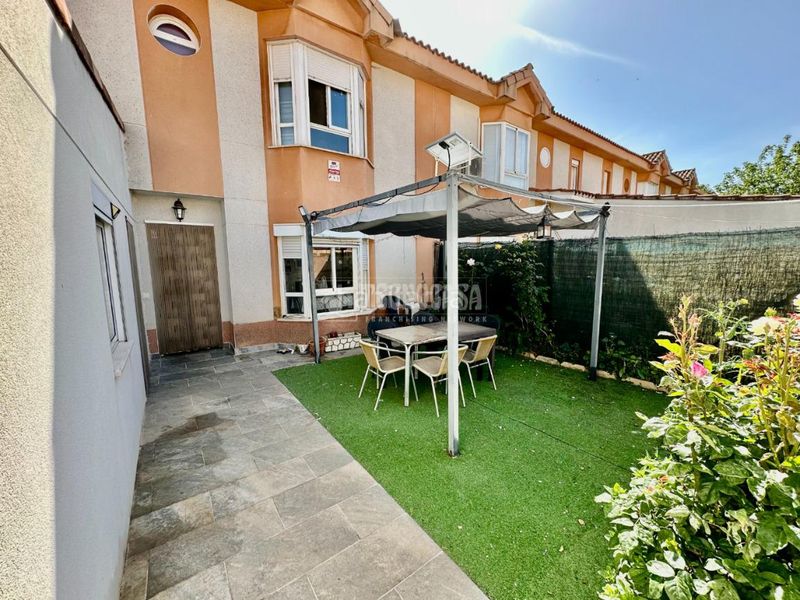 Foto 893bee5b-0e4a-4628-96f3-51185cada4b2. Casa aparellada amb calefacció aparcament a Fontanar