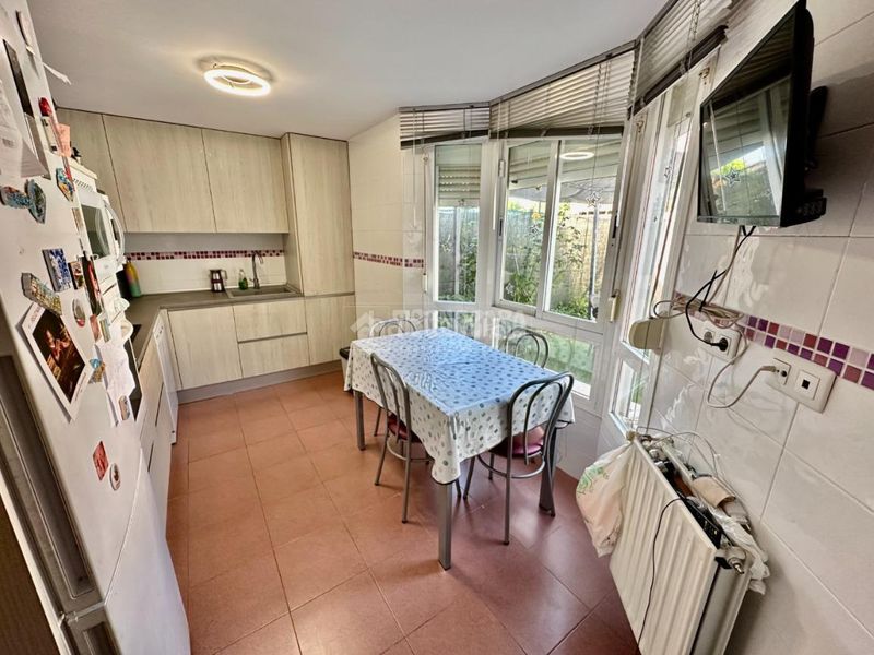 Foto a0fe28b7-eab7-4c23-8dd0-8cc7a6af6925. Casa aparellada amb calefacció aparcament a Fontanar