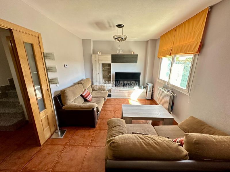 Foto e603d344-765b-4e55-9d15-967e1c3e1014. Casa aparellada amb calefacció aparcament a Fontanar