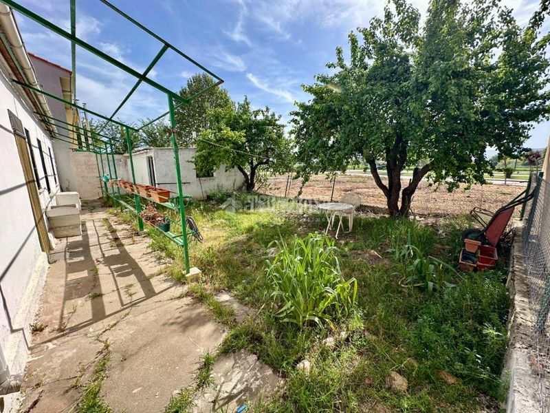 Foto ba5e6255-e614-4490-8d0f-190544e891e3. Casa aparellada amb calefacció a Marchamalo