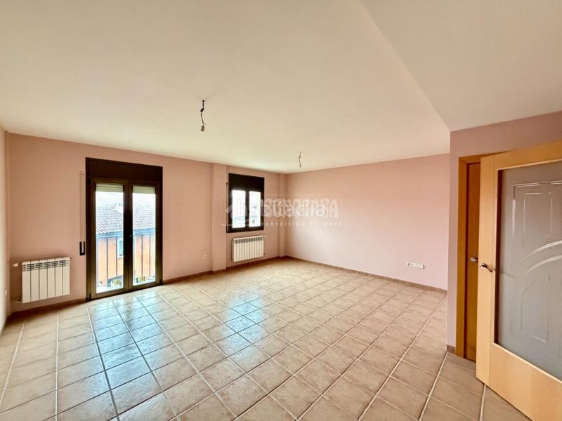 Foto 145bc7e1-297b-4777-bd93-085ad0694cbd. Casa aparellada amb calefacció a Sigüenza