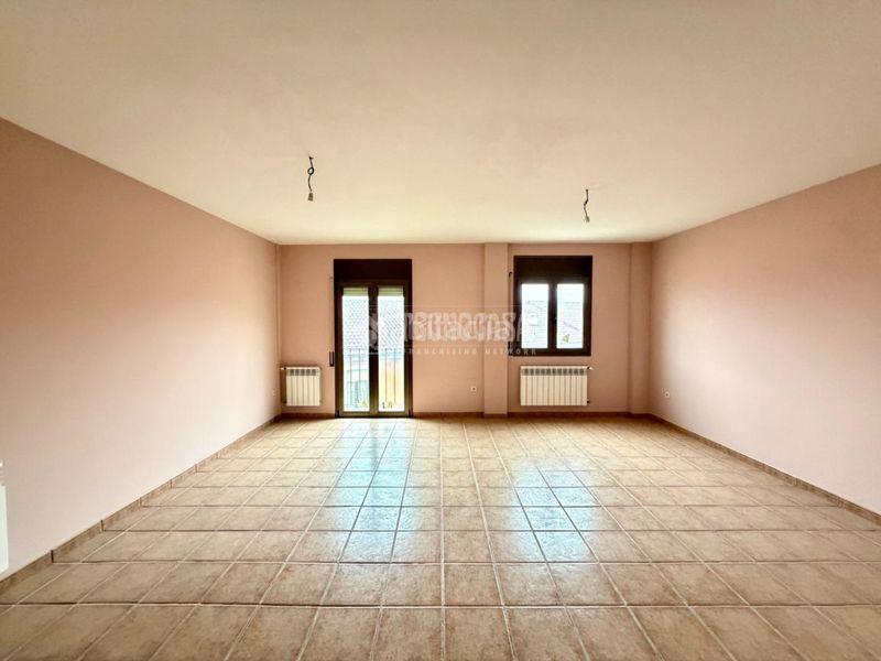 Foto c3fe1d45-d4a9-42d6-83db-02e9e9676335. Casa aparellada amb calefacció a Sigüenza
