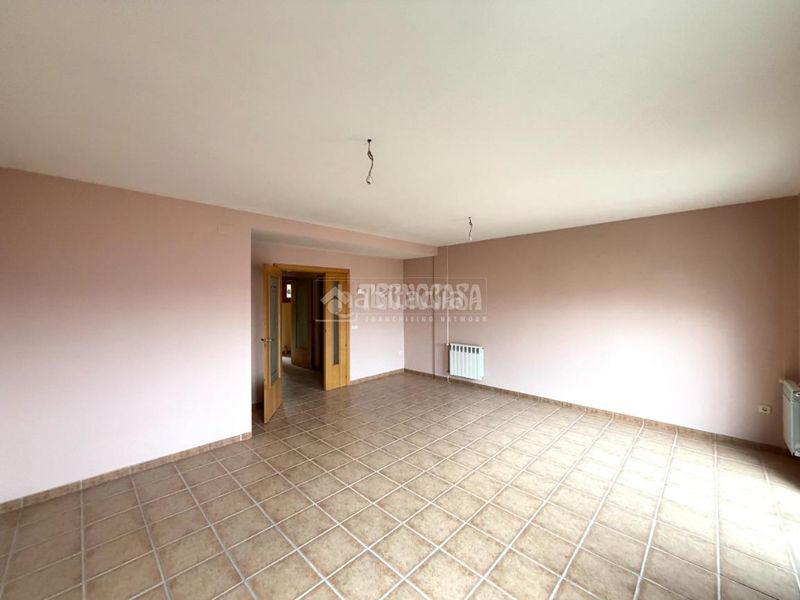 Foto da74f927-9474-4640-b8df-2a4d7047f74b. Casa aparellada amb calefacció a Sigüenza