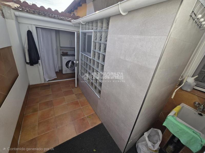 Foto 842d673b-d7d5-44ec-afd2-6eff773f44b3. Casa aparellada amb calefacció a San Fermín Madrid