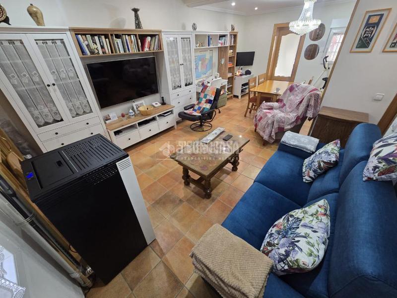 Foto d47bffb0-3bdc-4553-8cef-76c41cb3f4a0. Casa aparellada amb calefacció a San Fermín Madrid