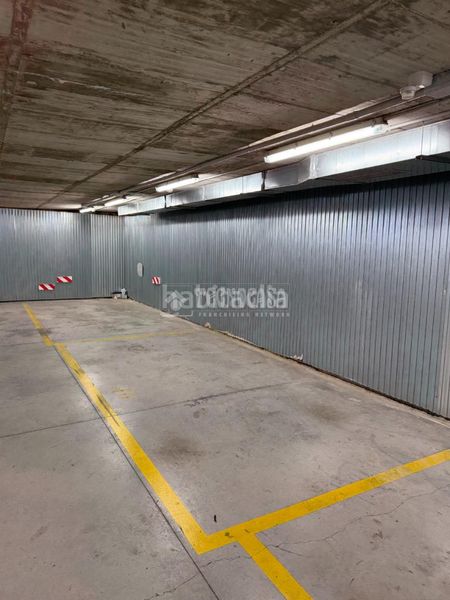 Foto 0971ec35-5ef6-4892-9608-35bd327b1812. Aparcament cotxe a Cortes-Huertas Madrid