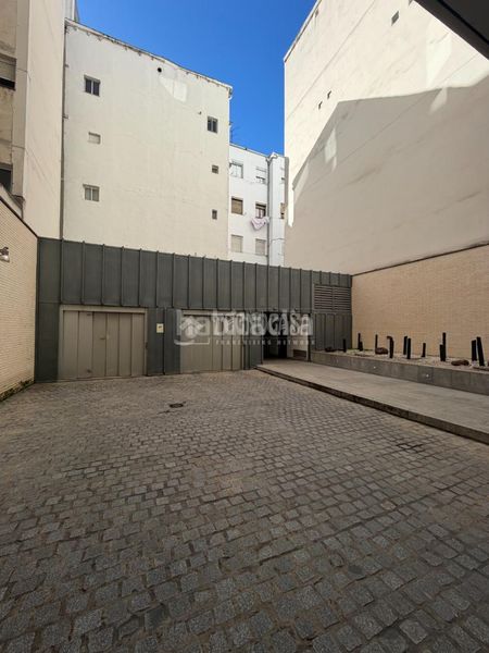 Foto 49c0b06d-a82f-4b51-a397-3a46f2bb9d51. Aparcament cotxe a Cortes-Huertas Madrid