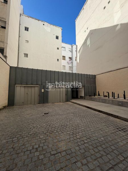 Foto 87a564b4-c7b6-4828-a493-01bf80e70a7a. Aparcament cotxe a Cortes-Huertas Madrid