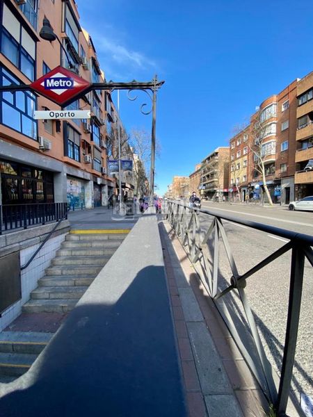Foto bbe44757-d906-407d-9551-be0a3ad2c4f0. Aparcament cotxe a San Isidro Madrid