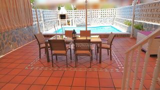 Casa aparellada a Laguna Park. Casa en venta en parla