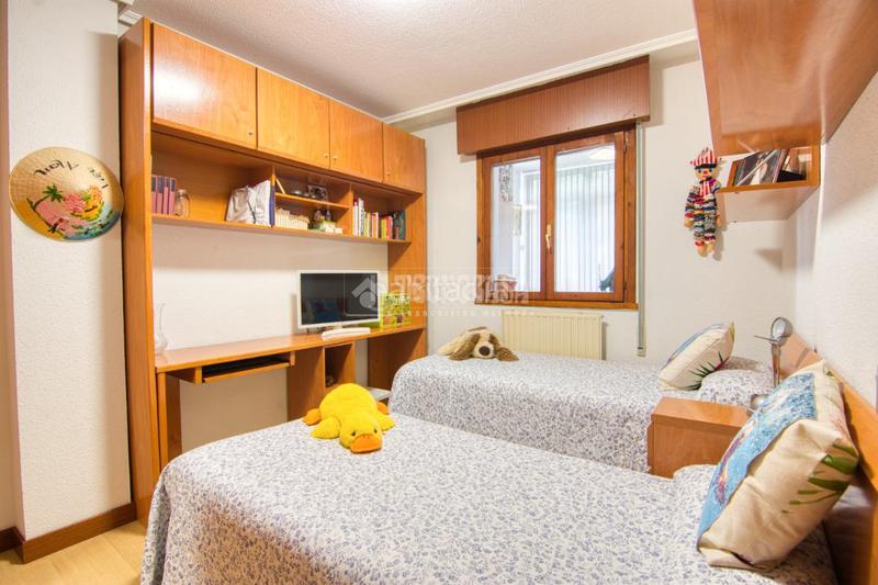 Foto 129bc278-f8c3-4ad0-9ea7-576da60abc5e. Piso  en venta en Los Castros Santander